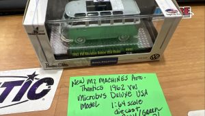 M2 Machines Auto-Thentics 1962 VW Microbus Deluxe USA Model
